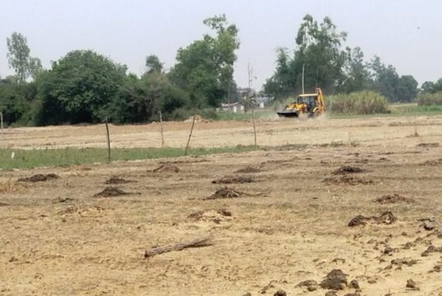 जेसीबी से हो रहा ग्राम पंचायत में चकरोड निर्माण का कार्य–