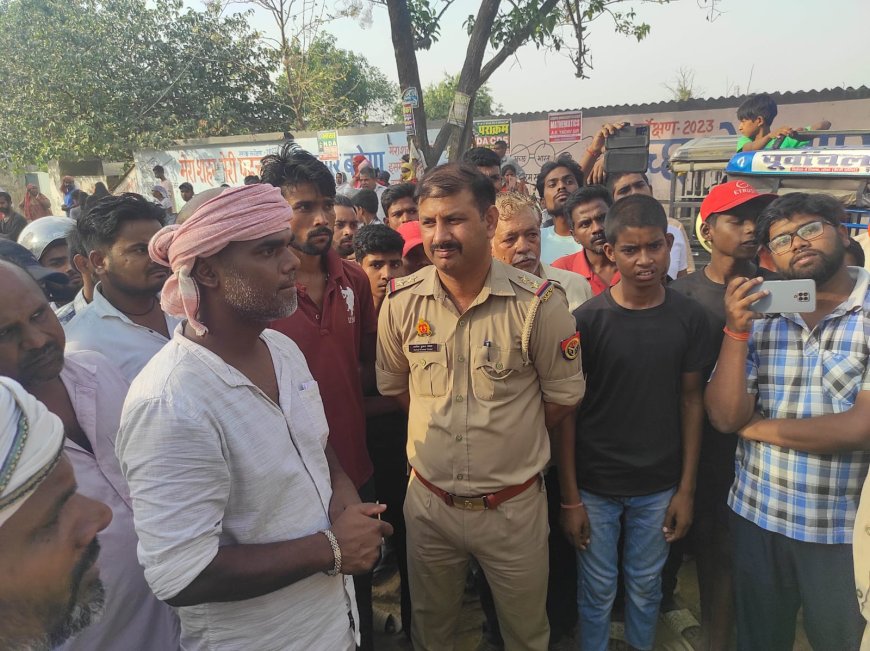 सड़क पर शव रख‌कर किया प्रदर्शन,सड़क जाम से यातायात प्रभावित