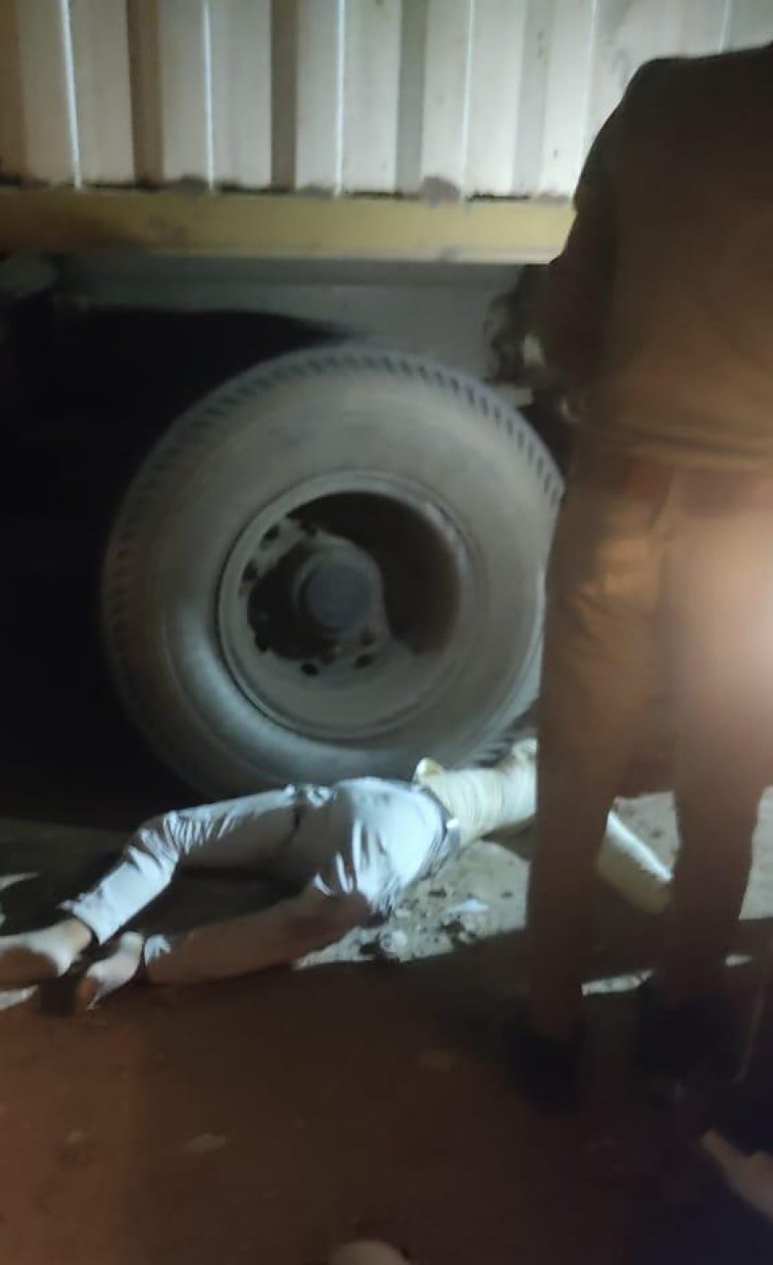 अनियंत्रित ट्रेलर ने यात्रियों को छोड़ने आये दो युवकों को रौंदा, मौके पर हुई मौत