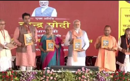 गीता प्रेस पहुंचे पीएम मोदी,पुष्प वर्षा कर हुआ स्वागत---