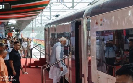 वंदे भारत एक्सप्रेस को प्रधानमंत्री ने दिखाई हरी झंडी--