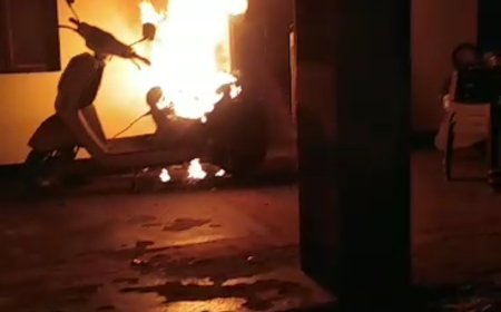 धू-धू कर जल गई चार्जिंग में लगी इलेक्ट्रिक स्कूटी---