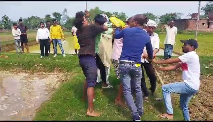 पैमाइश करने गई टीम पर बरसी लाठियां--