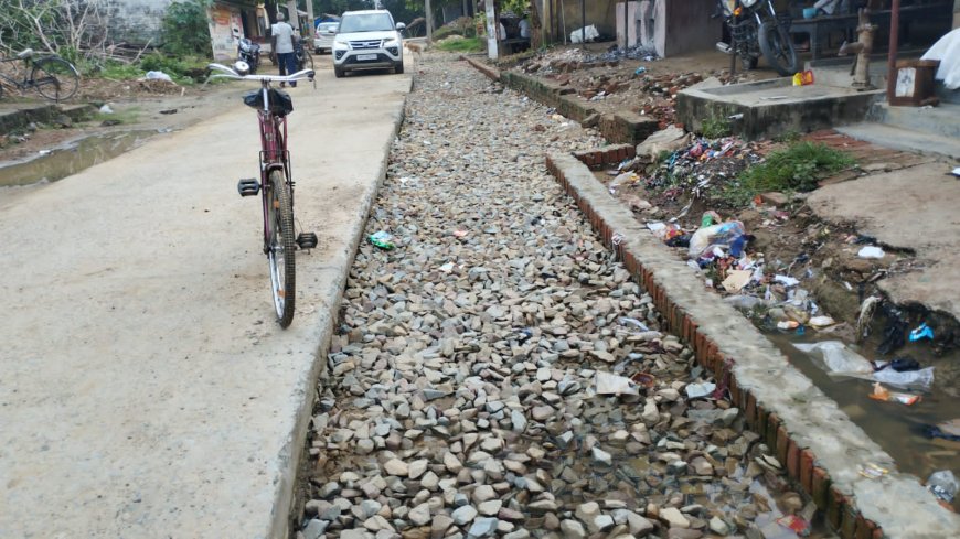 जान जोखिम में डाल सड़क पर चलने को मजबूर हैं राहगीर, अधिकारी नही ले रहे शुध