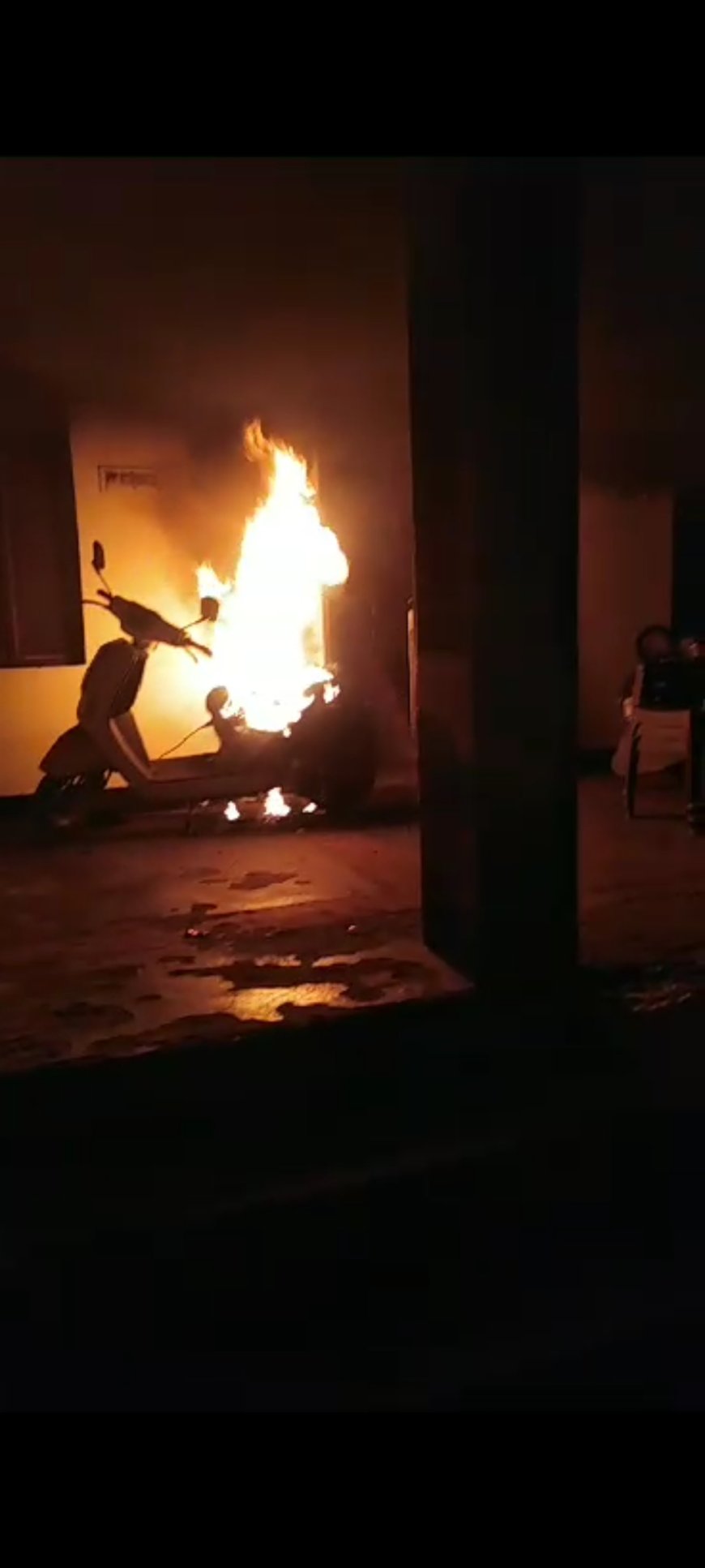 धू-धू कर जल गई चार्जिंग में लगी इलेक्ट्रिक स्कूटी---