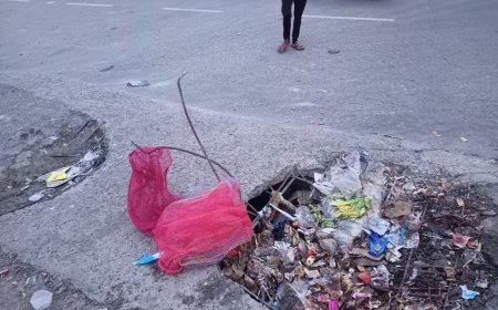 सड़क किनारे बना नाला व सड़क बदहाल, चोटिल हो रहे राहगीर---