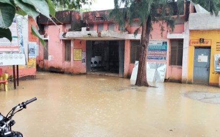 हल्की बारिश में अस्पताल परिसर का नजारा तालाब जैसा---