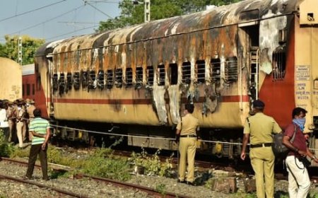 लखनऊ से रामेश्वरम जा रही ट्रेन के टूरिस्ट कोच में लगी आग, 10 यात्रियों की मौत---