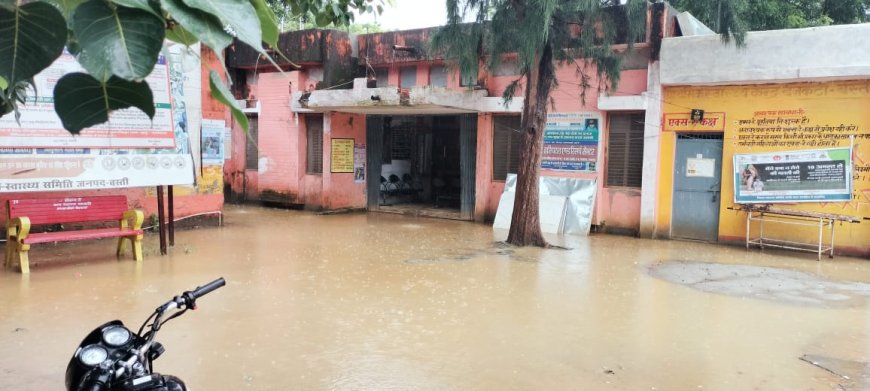 हल्की बारिश में अस्पताल परिसर का नजारा तालाब जैसा---