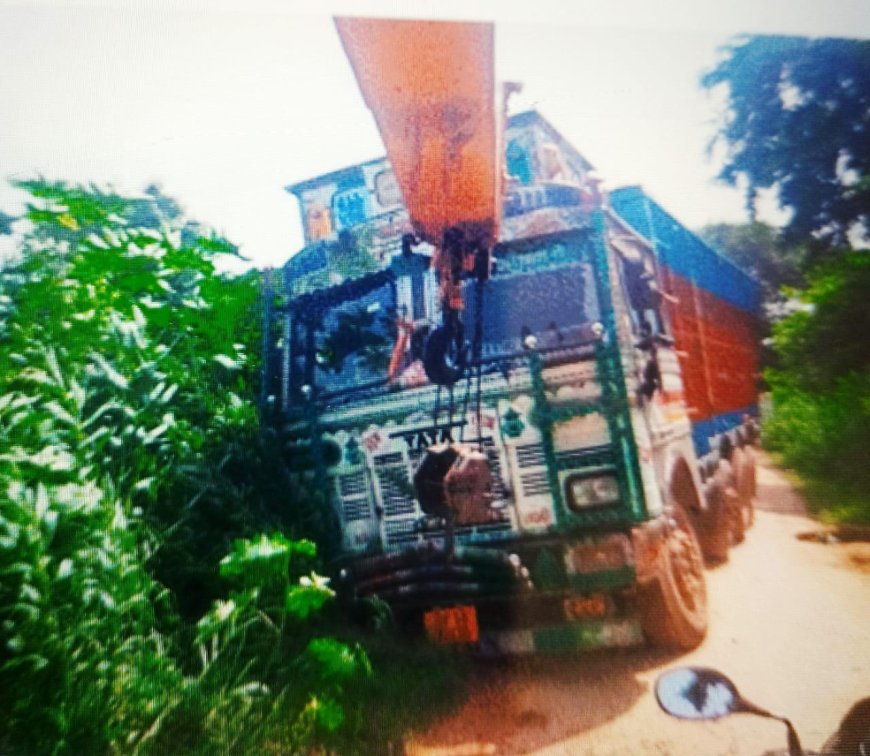 लुधियाना से कच्चा माल लादकर आ रहा  ट्रक गड्ढे में फंसा