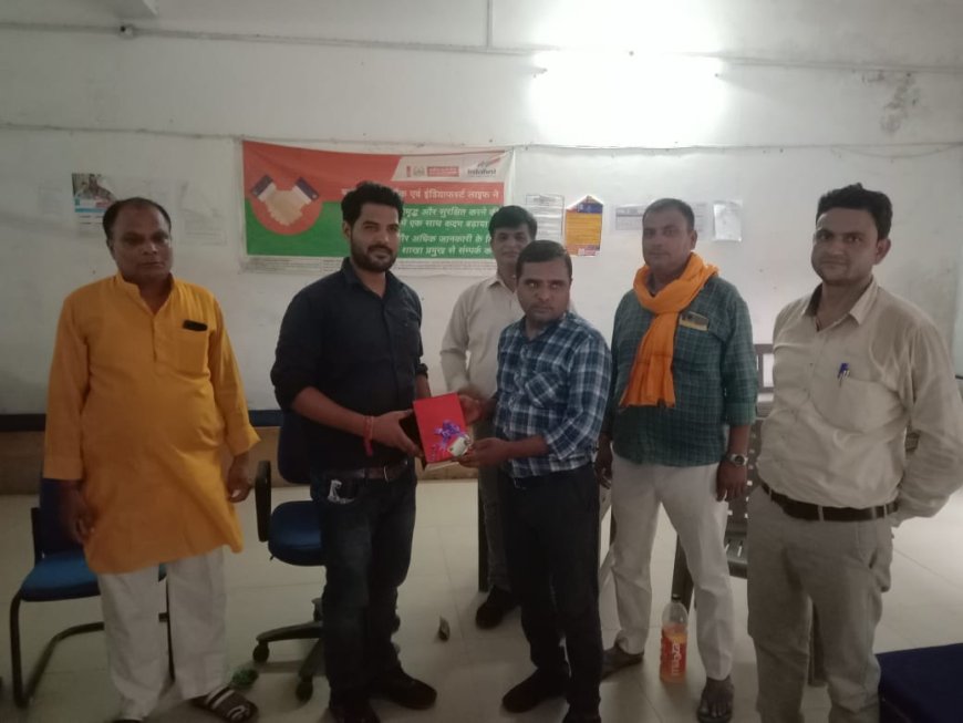 बड़ौदा यूपी बैंक के शाखा प्रबंधक का स्थानांतरण, बैंक कर्मियों ने दी विदाई---