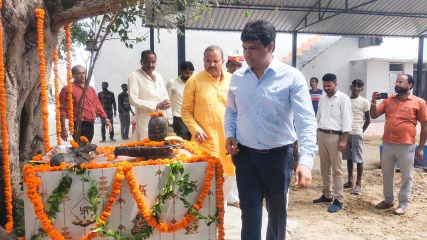 नवागत डीएम अंद्रा वामसी ने गौ सेवा कर मनाया जन्माष्टमी