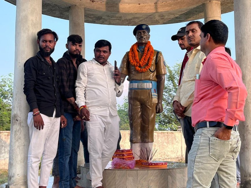 शहीद कीर्तिकर निषाद की पुण्यतिथि पर परिजन सम्मानित