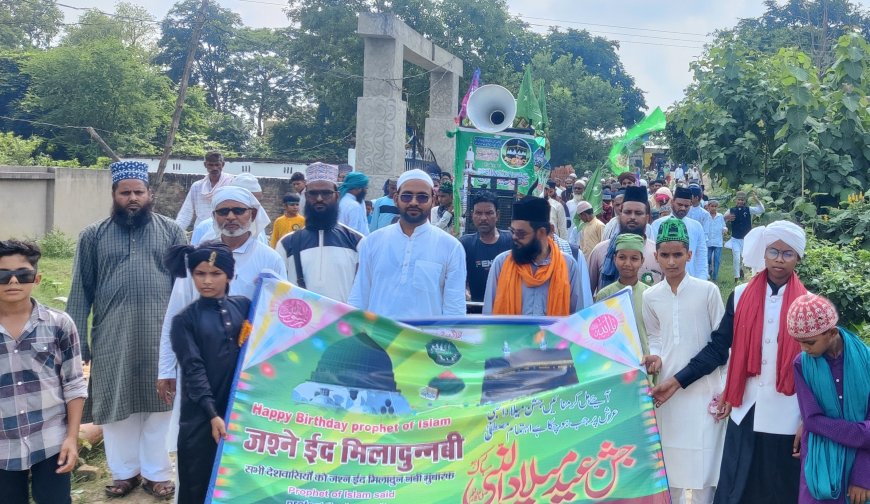 मदरसा हक्कुल इस्लाम से निकला ईद-मिलादुन्नबी का जुलूस
