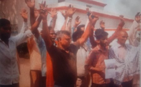 लेखपाल व प्रधान के खिलाफ ग्रामीणों का प्रदर्शन--