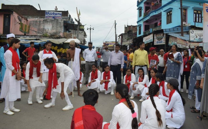 गांधी जयंती पर आयोजित हुई प्रतियोगिता, कलाकारों ने नुक्कड़ नाटक कर दिया स्वच्छता का संदेश