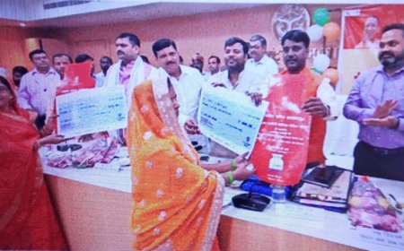 उज्ज्वला के लाभार्थियों को मुफ्त में रसोई गैस भराने को मिला चेक