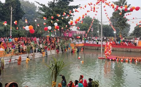 अस्ताचलगामी सूर्य को व्रती महिलाओं ने दिया अर्घ्य