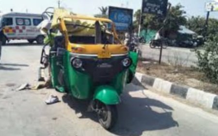 डिवाइडर से टकराया ऑटो, एक की मौत, दूसरा घायल