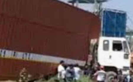 खड़े कंटेनर से टकराया वाहन, नाना-नाती घायल