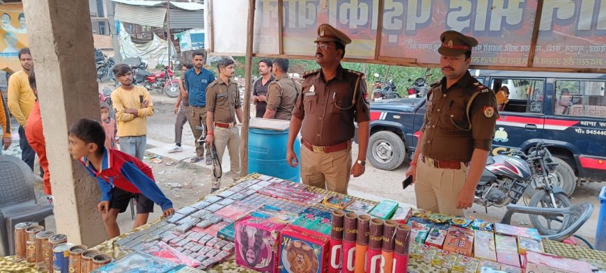 रुधौली पुलिस ने की पटाखे की दुकानों की चेकिंग