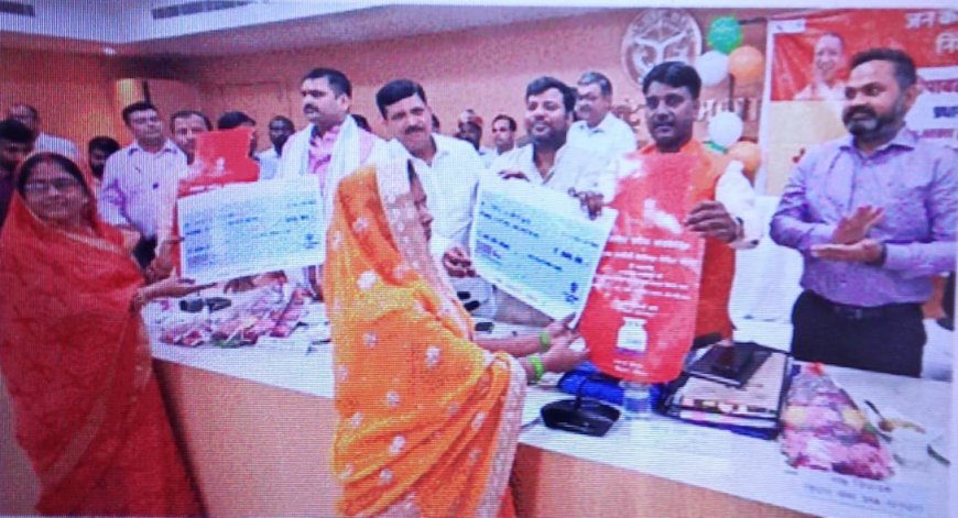 उज्ज्वला के लाभार्थियों को मुफ्त में रसोई गैस भराने को मिला चेक