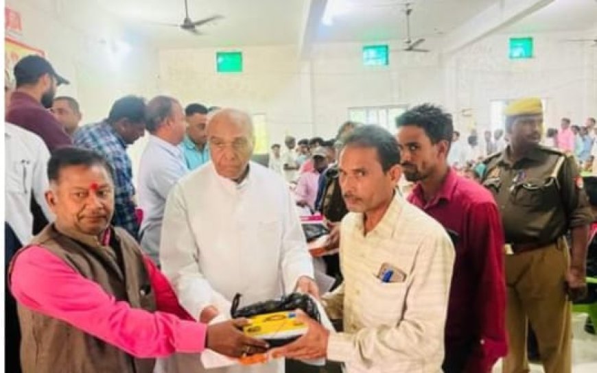 सांसद ने दीपावली पर सफाई कर्मचारियों में वितरित किया उपहार