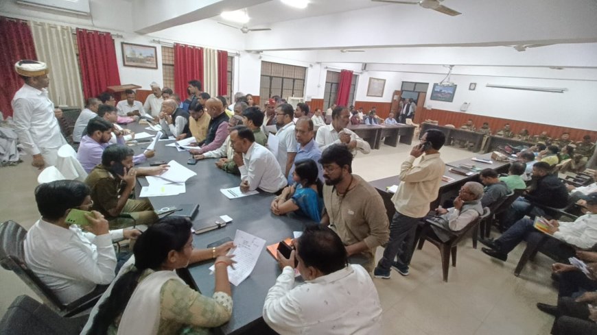 गोरखपुर में जॉइंट मजिस्ट्रेट ने फरियादियों की सुनी समस्याएं