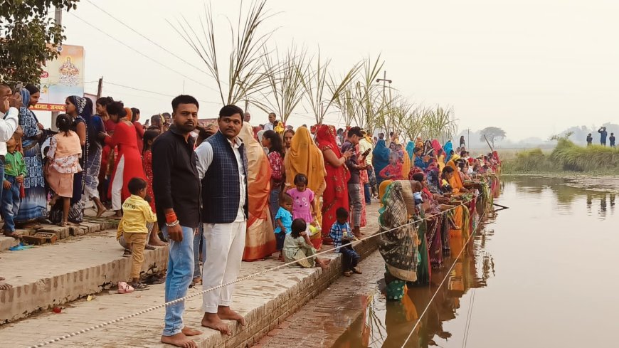 छठ पर्व पर श्रद्धालुओं की भारी भीड़, फल व प्रसाद वितरण