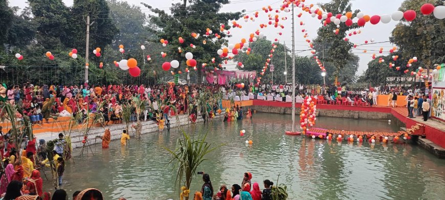 अस्ताचलगामी सूर्य को व्रती महिलाओं ने दिया अर्घ्य