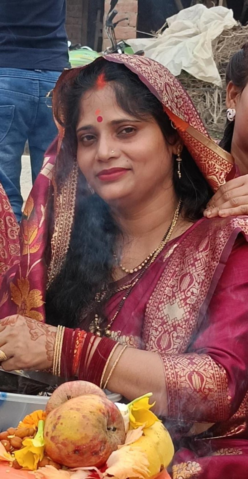 अस्ताचलगामी सूर्य को व्रती महिलाओं ने दिया अर्घ्य