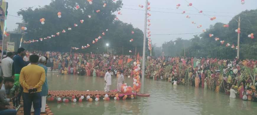 उगते सूर्य को अर्घ्य देकर 36 घण्टे बाद व्रती महिलाओं ने किया पारण*