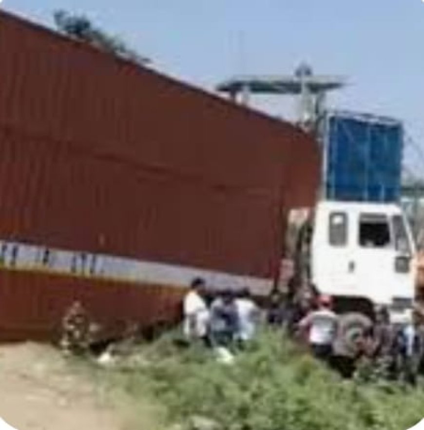 खड़े कंटेनर से टकराया वाहन, नाना-नाती घायल