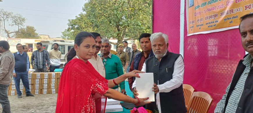 जिपं अध्यक्ष संजय चौधरी ने शिक्षकों को वितरित किया टैबलेट