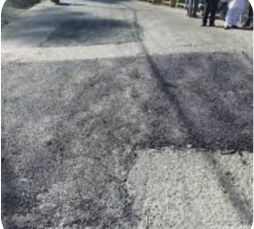 16 करोड़ की सड़क पर पैच ही पैच... उखड़ गया फुटपाथ