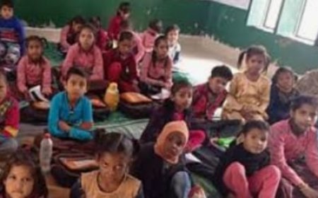 नहीं मिले रुपये, बिना स्वेटर, जूते-मोजे के स्कूल आ रहे बच्चे