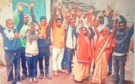 अवैध वसूली के खिलाफ उपभोक्ताओं ने किया प्रदर्शन