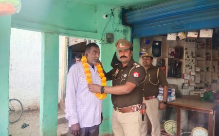 व्यवसायिक प्रतिष्ठान में लगा चार सीसीटीवी कैमरा ,थानेदार ने फूलमाला पहनाकर किया सम्मानित