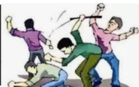 घर के सामने कूड़ा फेंकने से मना करने पर तीन की पिटाई