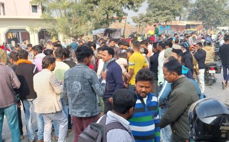 लगातार हो रही चोरी को रोकने में नाकाम वाल्टरगंज पुलिस, आक्रोशित ग्रामीणों ने किया सड़क जाम