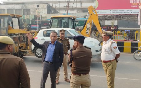 सड़क किनारे लगे ठेलों व दुकानों को हटवाकर व्यवस्थित कराने का निर्देश