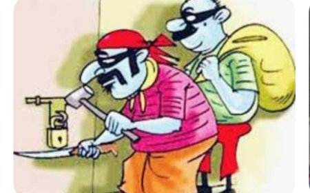 दुकान का दरवाजा तोड़कर 32 मोबाइल और नकदी चोरी