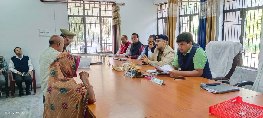 भानपुर में डीएम व एसपी ने सुनी फरियादियों की समस्या,दिया निस्तारण का आदेश
