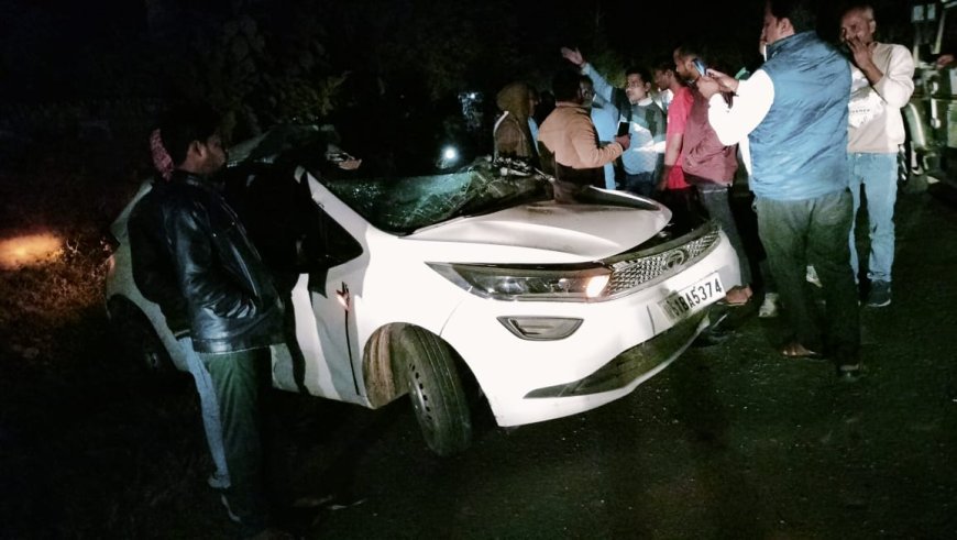 खड़े ट्रक से टकराई कार,तीन लोग घायल