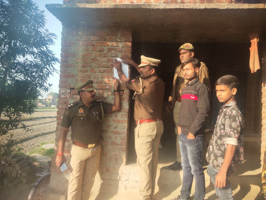 गैर इरादतन हत्या में वांछित अभियुक्तों के घर चस्पा की गई नोटिस