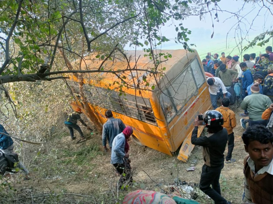 गड्ढे में गिरी स्कूल बस,दो छात्रों की मौत