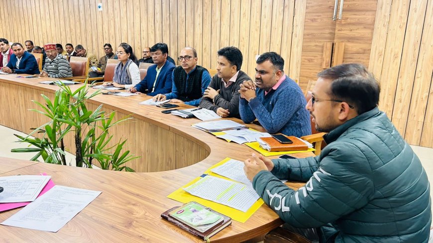 खिचड़ी मेले में साफ सफाई व लाइटिंग व्यवस्था को लेकर नगर आयुक्त ने की बैठक, दिया निर्देश