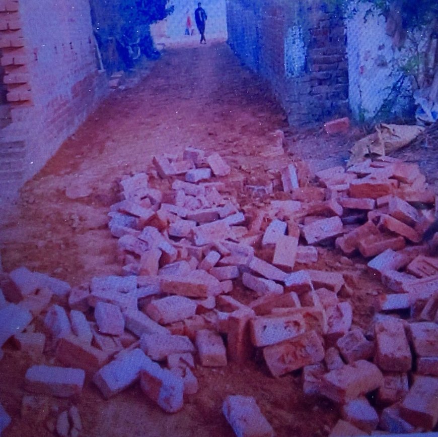 खड़ंजा उखाड़ने को लेकर गांव में तनाव