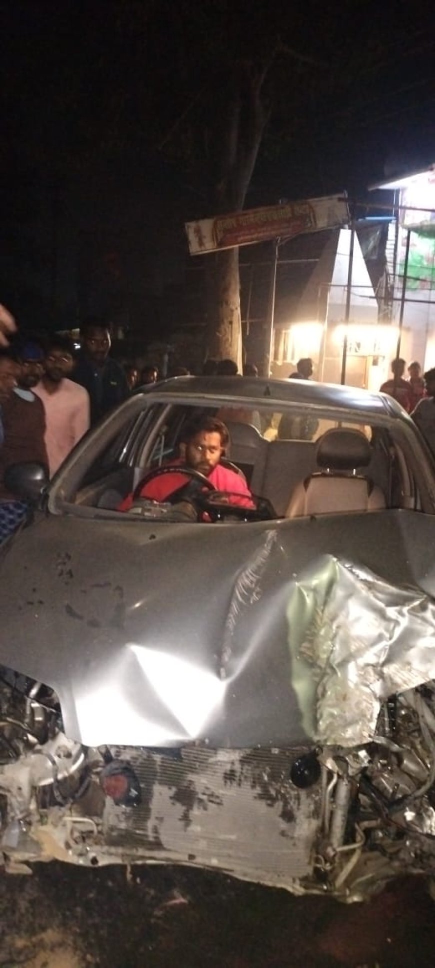 अनियंत्रित कार पेड़ से टकराई,दो गम्भीर