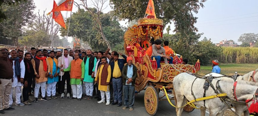 झांकी के साथ निकली पूजित अछत कलश शोभायात्रा